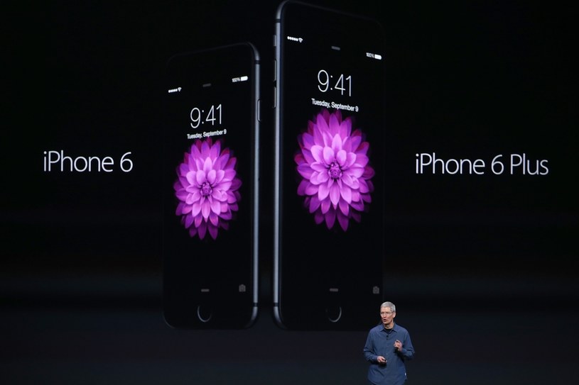 Nowe iPhone'y tradycyjnie pobiły rekord w przedsprzedaży. /AFP