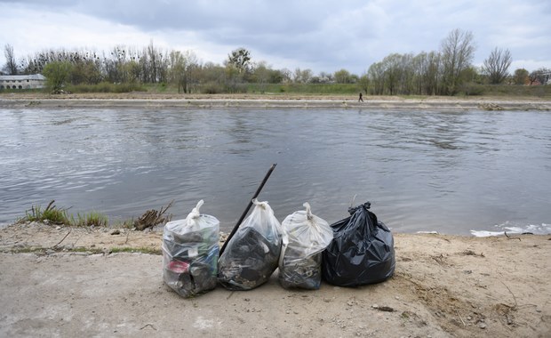 Nowe kosze nad Wartą mają zachęcić do dbania o porządek