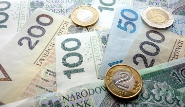 Nowe kwoty emerytur i rent. Seniorzy dostają świadczenia po waloryzacji 