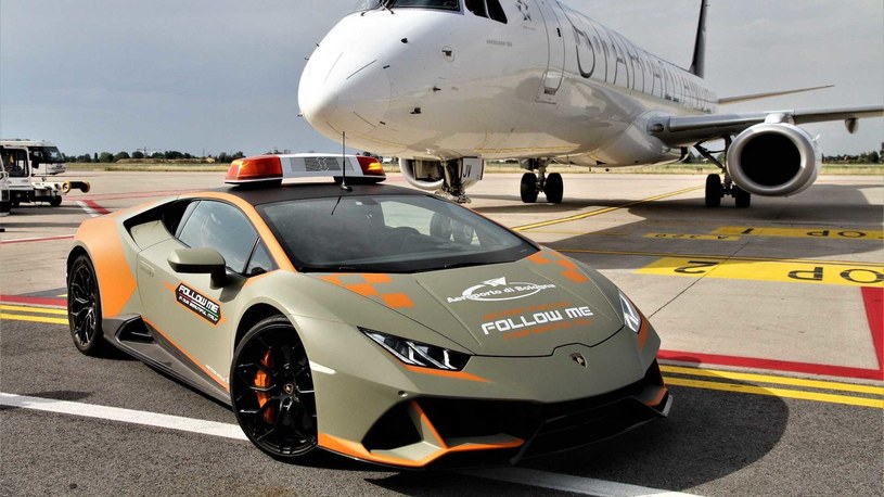 Nowe Lamborghini Huracan EVO na lotnisku im. Guglielmo Marconi w Bolonii /Informacja prasowa