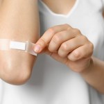 Nowe materiały medyczne zatrzymują krwawienie w minutę. Przełom technologiczny w ratownictwie