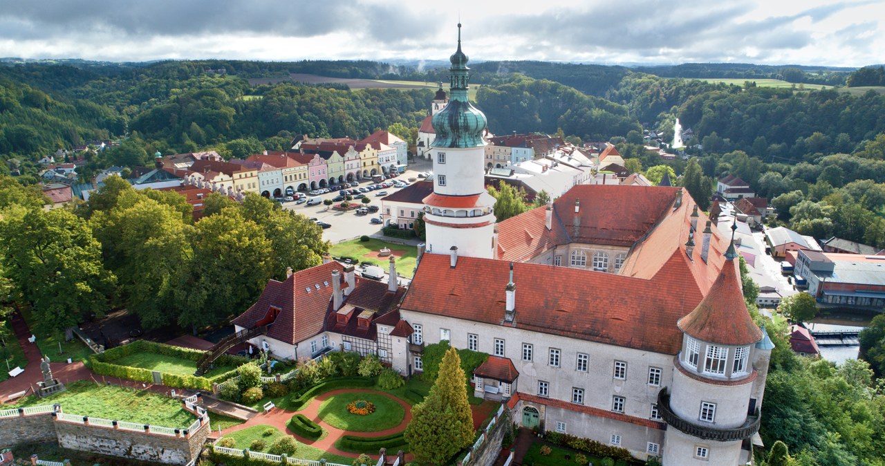 Nowe Miasto nad Metują. Zamek i górna część ogrodów, na dalszym planie Rynek /Matěj Prouza /Styl.pl