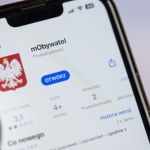Nowe możliwości w mObywatelu. Polacy zyskają cyfrowy paszport do Europy