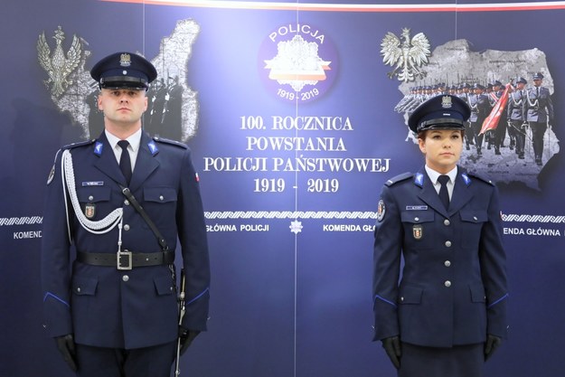 Nowe mundury w ciągu kilku lat mają trafić do wszystkich policjantów /Paweł Supernak /PAP