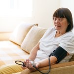 ciśnienie krwi "Nowe normy" ciśnienia maja już dwa lata. Nadal mało kto o nich wie. Kardiolog tłumaczy