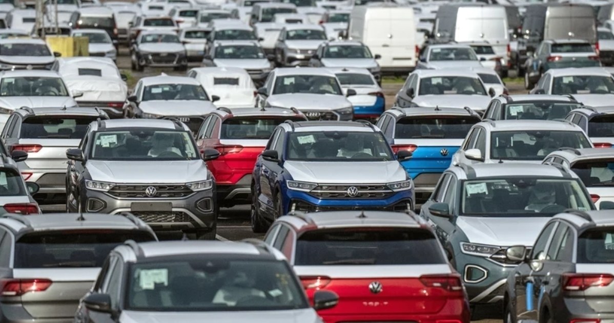 Nowe normy emisji CO2 oznaczają poważne problemy dla niemal wszystkich producentów samochodów /Getty Images