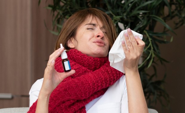 Nowe objawy Covid-19. Jak je rozpoznać w sezonie grypy i RSV?
