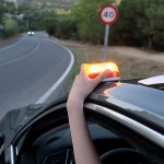 Nowe obowiązkowe wyposażenie w aucie. Sygnalizator zamiast trójkąta 