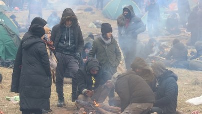 Nowe obozowisko migrantów. "Walka psychologiczna trwa" [RELACJA]