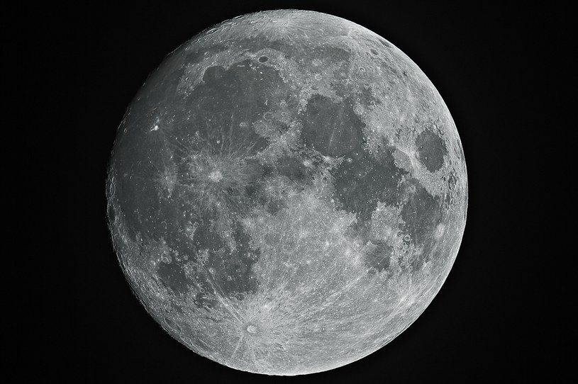 Nowe odkrycia zdają się potwierdzać istniejącą teorię powstania Księżyca /123RF/PICSEL