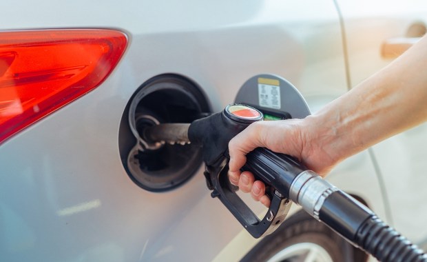Nowe paliwo na stacjach od dziś. Ekspert wyjaśnia 