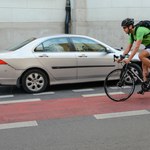 Nowe pasy dla rowerów zastawione przez samochody. Zamieszanie w Warszawie