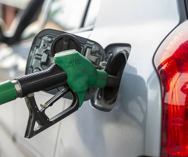 Nowe podatki na paliwa mają zwiększyć "atrakcyjność" aut elektrycznych