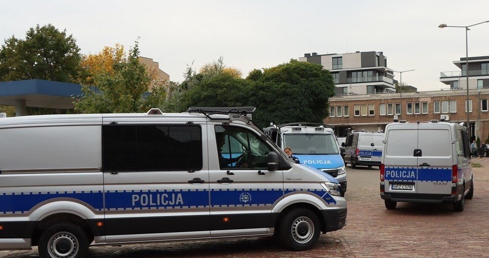 Nowe policyjne radiowozy MAN TGE /Policja