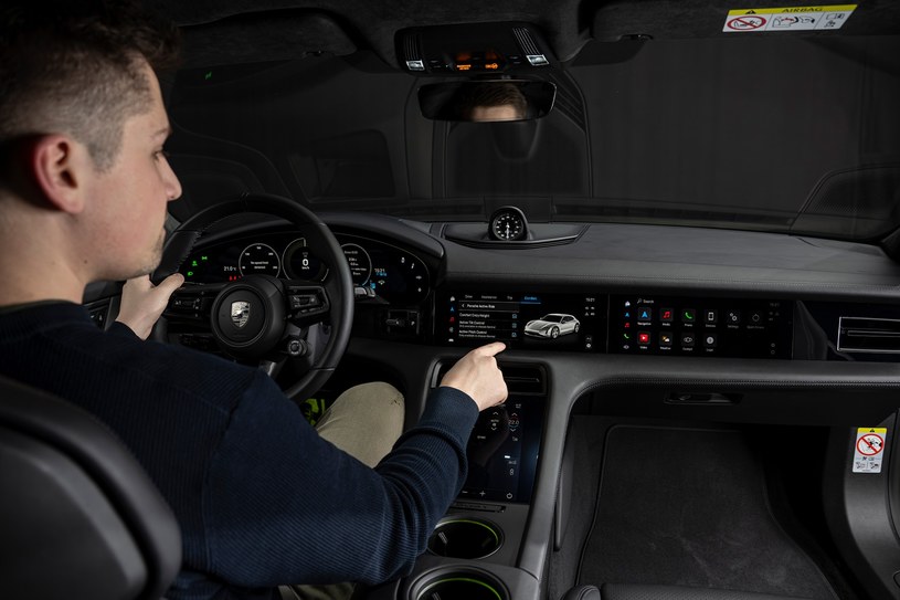 Nowe Porsche Taycan zyskuje trzeci ekran, na którym pasażer może oglądać filmy lub seriale /Porsche