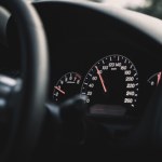 Nowe prawo zablokuje osiągi w autach. Koniec z wyścigami spod świateł