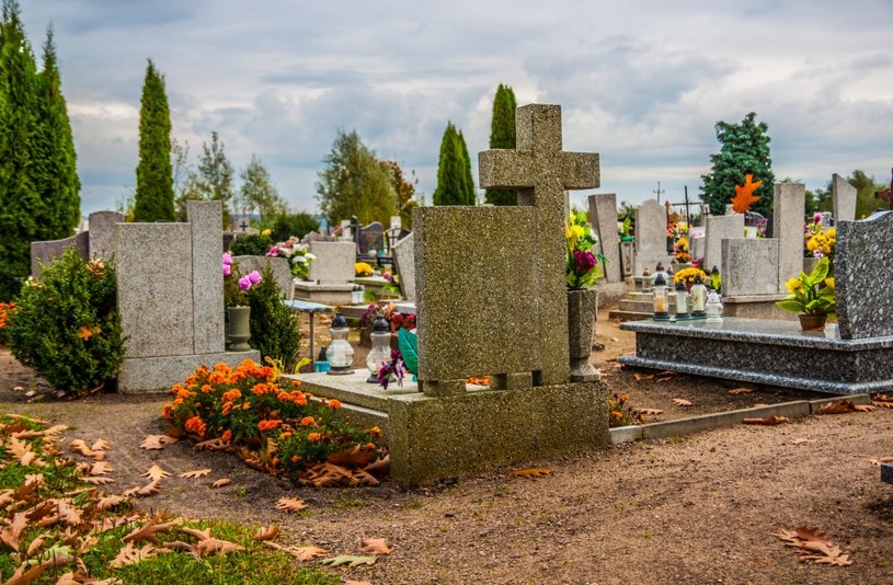 Nowe przepisy doprecyzują prawo do grobu /123RF/PICSEL