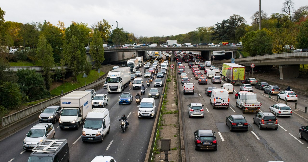 Nowe przepisy doprowadziły do chaosu na ulicach Paryża /Getty Images