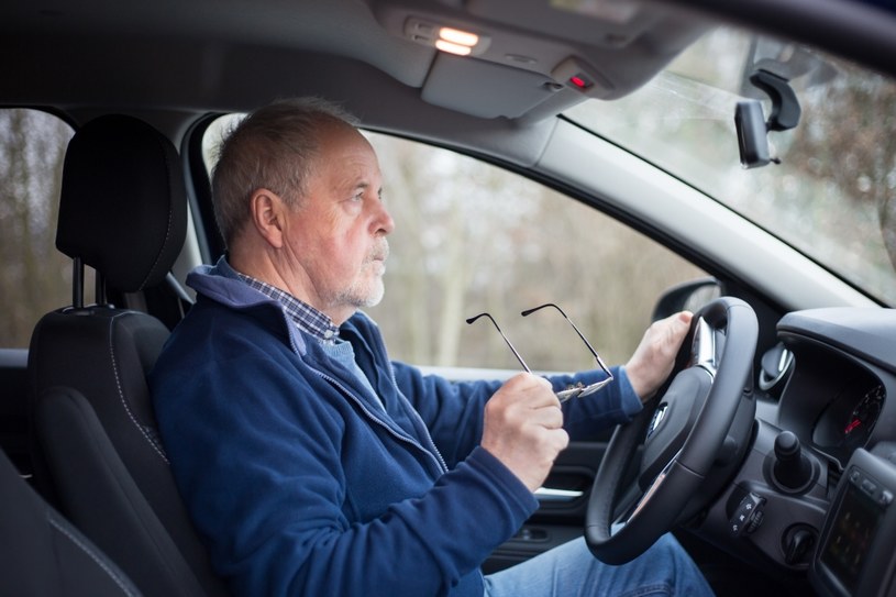 Nowe przepisy mogą wprowadzić obowiązek badań okresowych dla starszych kierowców /123RF/PICSEL