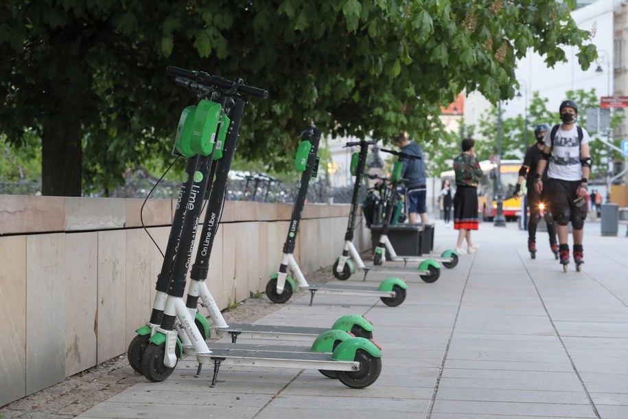 Nowe przepisy regulujące zasady poruszania się i parkowania elektrycznych hulajnóg wchodzą w życie od 20 maja /Paweł Supernak /PAP