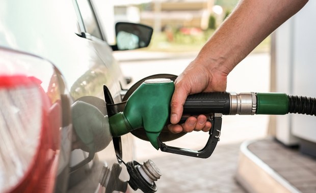Nowe przepisy uderzą we właścicieli aut spalinowych. Przedsiębiorcy zapłacą więcej