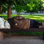 Nowe przepisy w Czechach. Mieszane emocje wokół zakazów dla bezdomnych