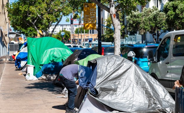 Nowe rozporządzenie Trumpa. Bezdomni znikną z ulic amerykańskich miast? 