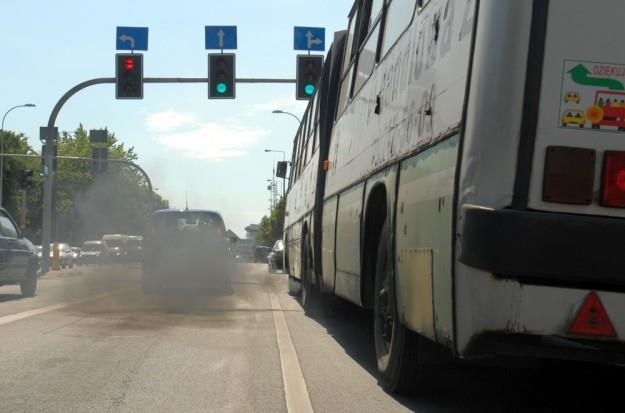 Nowe rozwiązanie pozwoli wyeliminować z ruchu trujące pojazdy / Fot: Michał Kość /Reporter
