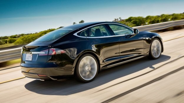 Nowe rozwiązanie Tesli ma przekonać do niej nabywców, którzy boją się niewygód związanych z eksploatacją samochodu elektrycznego. Na zdjęciu: Model S. /Tesla