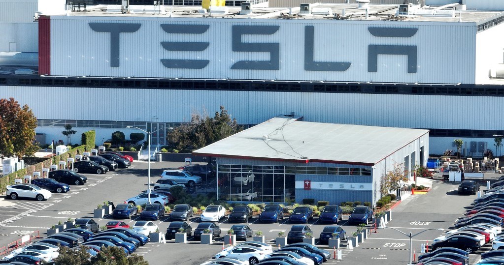 Nowe samochody Tesli na parkingu w fabryce we Fremont w Kalifornii /Justin Sullivan/Getty Images /AFP