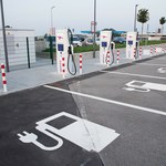Nowe stacje ładowania aut elektrycznych przy drogach szybkiego ruchu