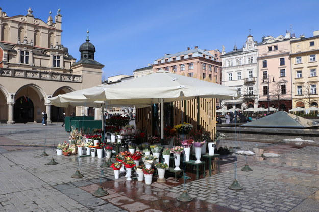 Nowe stoisko dla kwiaciarek na Rynku Głównym /Józef Polewka /RMF24