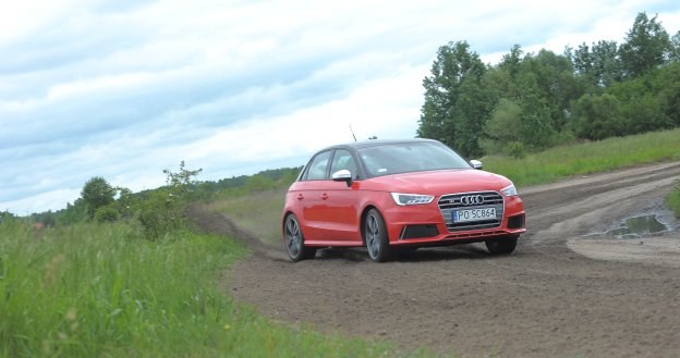 Nowe światła i szerszy grill nie rzucają się w oczy tak jak duże wloty powietrza w zderzaku (z których tylko lewy jest wlotem, prawy zaślepiono). /Motor