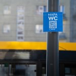Nowe tabliczki z kodem QR na ulicach Warszawy. Co oznaczają?  