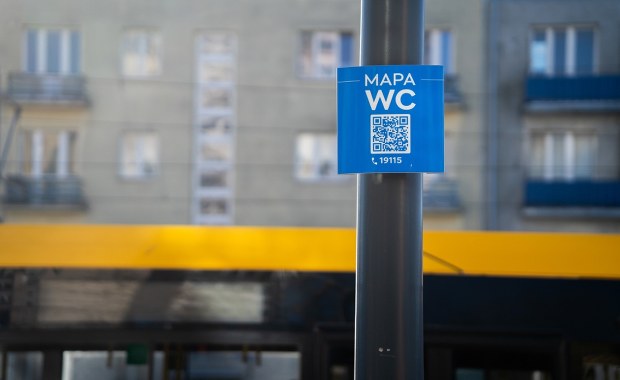 Nowe tabliczki z kodem QR na ulicach Warszawy. Co oznaczają?  