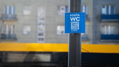 Nowe tabliczki z kodem QR na ulicach Warszawy. Co oznaczają?  