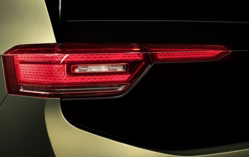 Nowe tylne światła w Volkswagenie ID.3 zachodzą na klapę bagażnika. /Volkswagen /materiały prasowe
