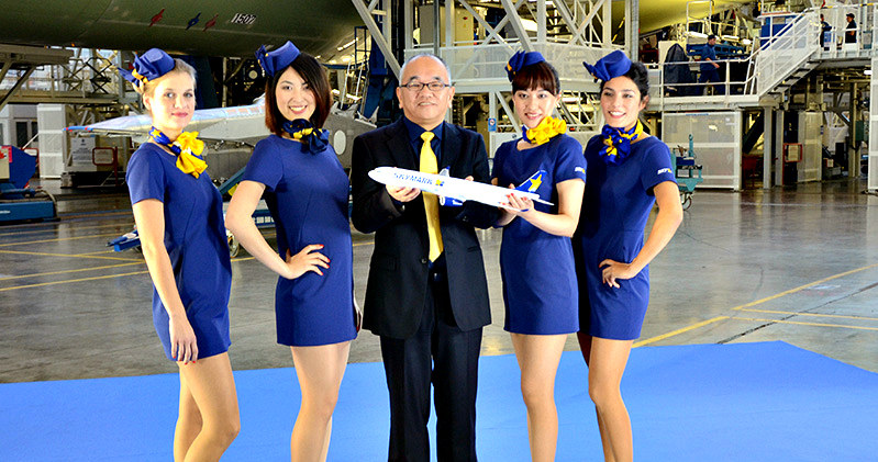 Nowe uniformy stewardess linii lotniczych Skymark wzbudziły kontrowersje zanim pracownice zaczęły je nosić /Nikkei /materiały prasowe