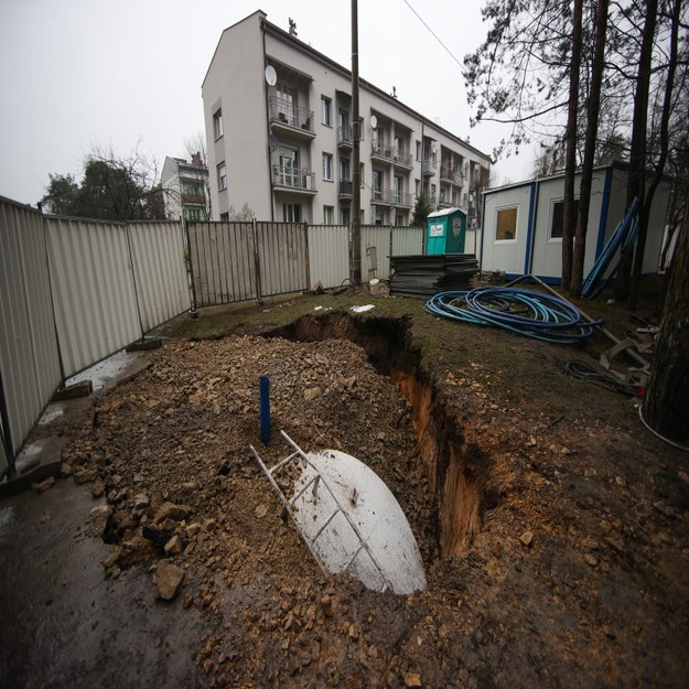 Nowe zapadlisko w Trzebini, na osiedlu Gaj. Ziemia zapadła się pod zbiornikiem z materiałem do zasypywania zapadlisk /	Łukasz Gągulski /PAP