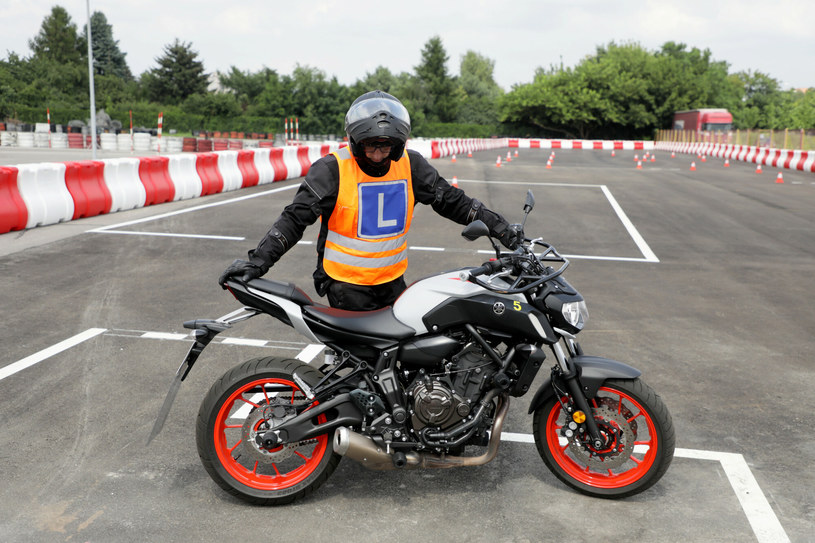 Nowe zasady egzaminowania na motocyklowe prawo jazdy sprawią, że egzaminator będzie baczniej obserwował kursanta. /Jakub Kaminski/East News /East News
