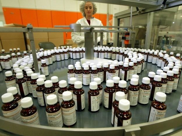 Nowe zasady refundacji leków pozbawią pracy w branży farmaceutycznej 11-13 tys. osób /AFP