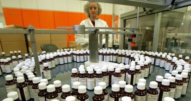 Nowe zasady refundacji leków pozbawią pracy w branży farmaceutycznej 11-13 tys. osób /AFP