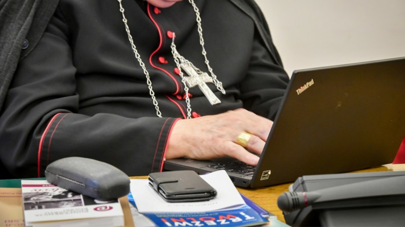 Nowe zasady regulują obecność osób duchownych w mediach, również tych internetowych /Jacek Domiński /Reporter