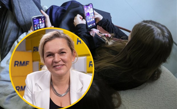 Nowe zasady używania telefonów w szkołach? Nowacka: Z przyjemnością to zrobię
