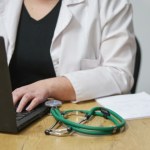 Nowe zasady wynagrodzeń dla medyków ZUS. Zarobią nawet ponad 20 tys. zł
