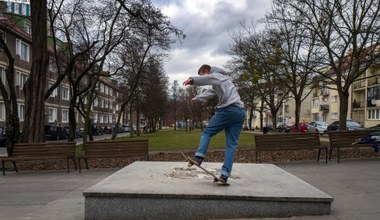 Nowe zastosowanie cokołu po pomniku ks. Jankowskiego