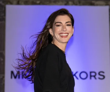 Nowe zdjęcia z "Odysei". Pierwsze spojrzenie na postać Anne Hathaway
