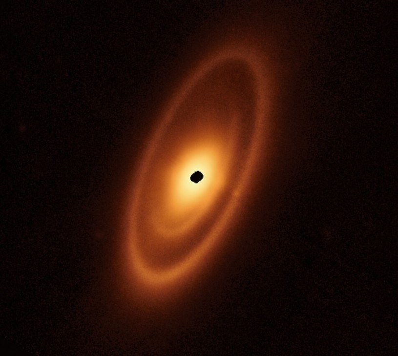 Nowe zdjęcie Fomalhaut wykonane przez Teleskop Webba. Gwiazda znajduje się w gwiazdozbiorze Piscis Austrinu, czyli Ryb Południowych. Jako że 25 lat świetlnych to stosunkowo niewielka odległość w kosmosie, tę gwiazdę możemy łatwo obserwować z Ziemi