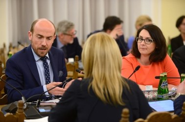 Nowele ustaw o SN i TK ekspresowo mkną przez Sejm. Opozycja próbuje protestować