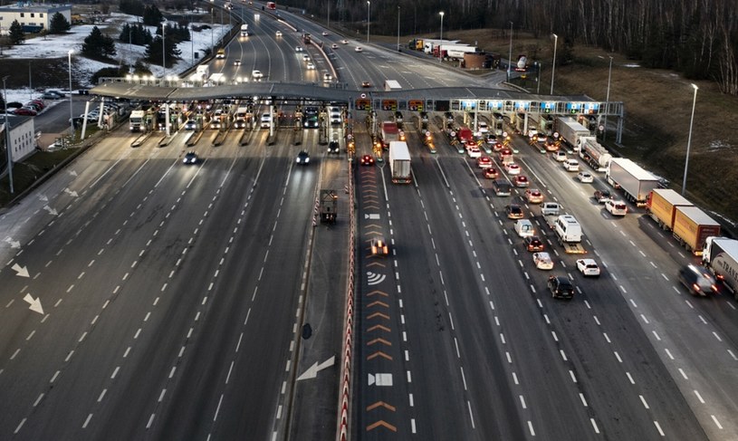 Nowelizacja ustawy przewiduje zniesienie opłat za przejazdy autostradami /Artur Barbarowski /East News